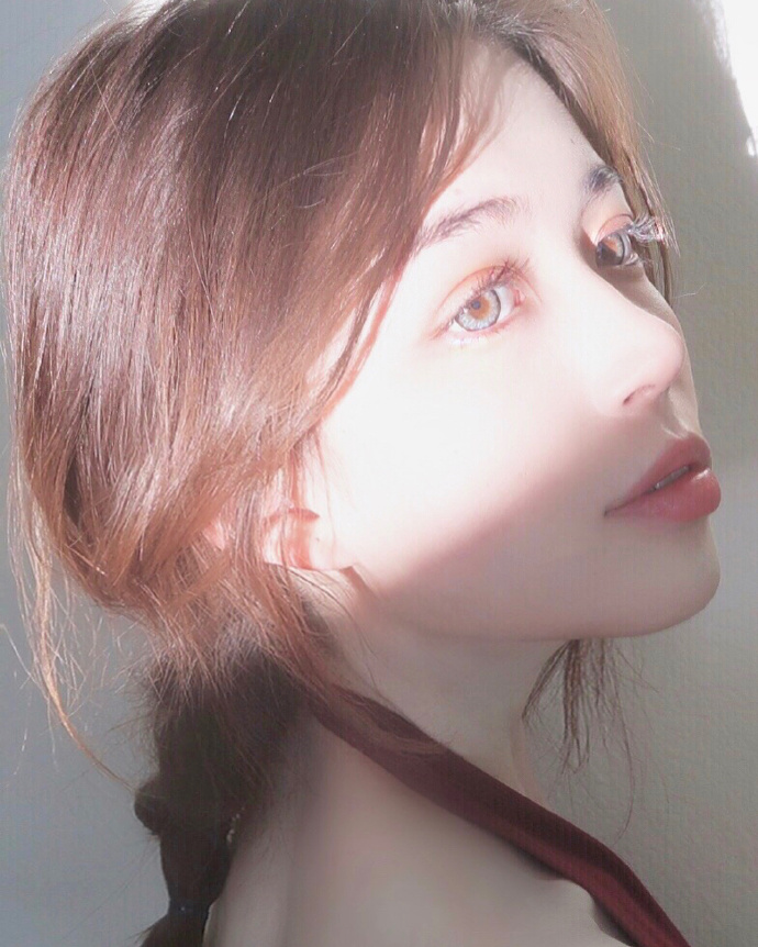 中俄混血美女图片 小仙女Nadia Bean肤白貌美图片