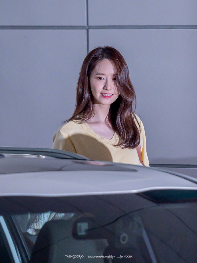 韩国美女明星林允儿黄色短袖小家碧玉图片