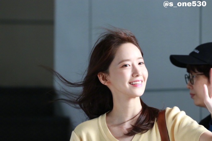 韩国美女明星林允儿黄色短袖小家碧玉图片