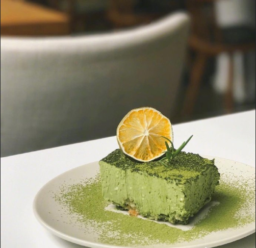 下午茶甜点抹茶蛋糕冰淇淋图片