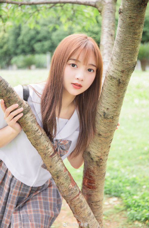 清纯学生妹户外写真美女图片