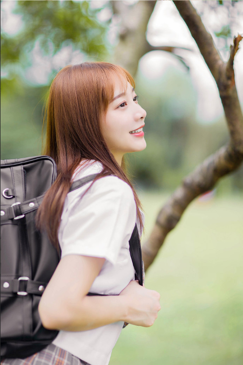 清纯学生妹户外写真美女图片
