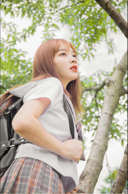 清纯学生妹户外写真美女图片
