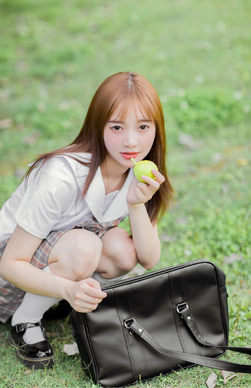 清纯学生妹户外写真美女图片