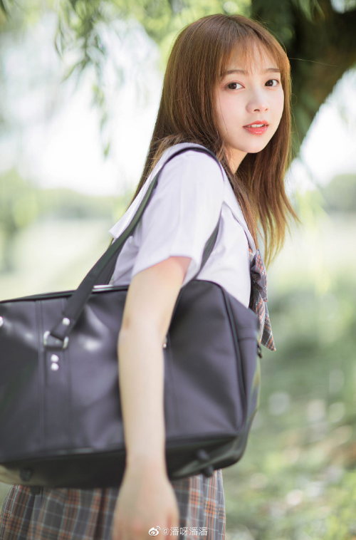清纯学生妹户外写真美女图片