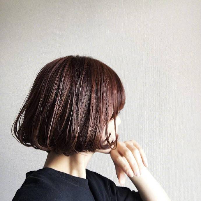 日系短发发型美女图片