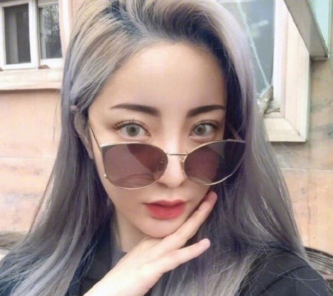 网络美女图片 浅色系发色女生自拍照图片