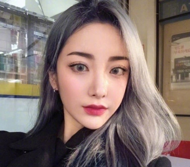 网络美女图片 浅色系发色女生自拍照图片