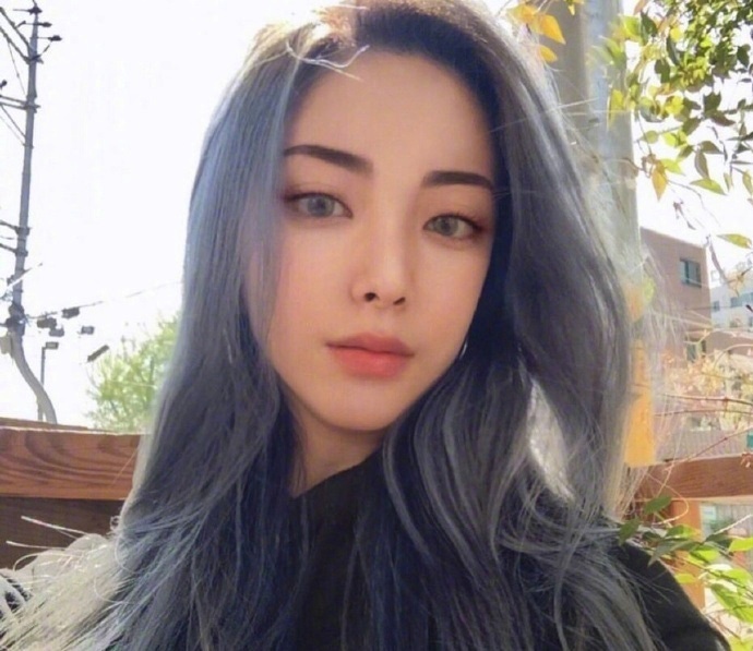 网络美女图片 浅色系发色女生自拍照图片