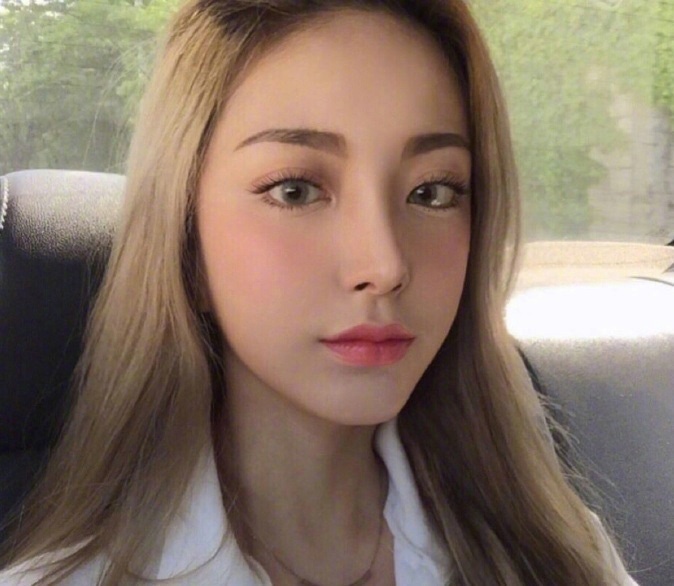 网络美女图片 浅色系发色女生自拍照图片