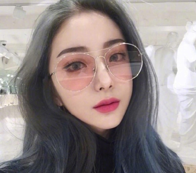 网络美女图片 浅色系发色女生自拍照图片