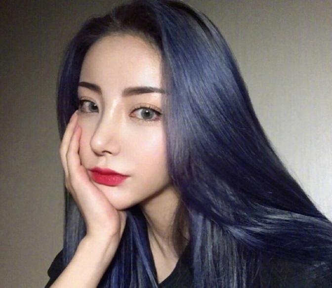 网络美女图片 浅色系发色女生自拍照图片