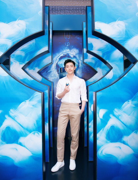 河北男明星邓伦白衬衫搭配休闲裤帅气图片