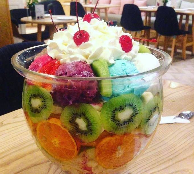 大桶的水果冰淇淋图片