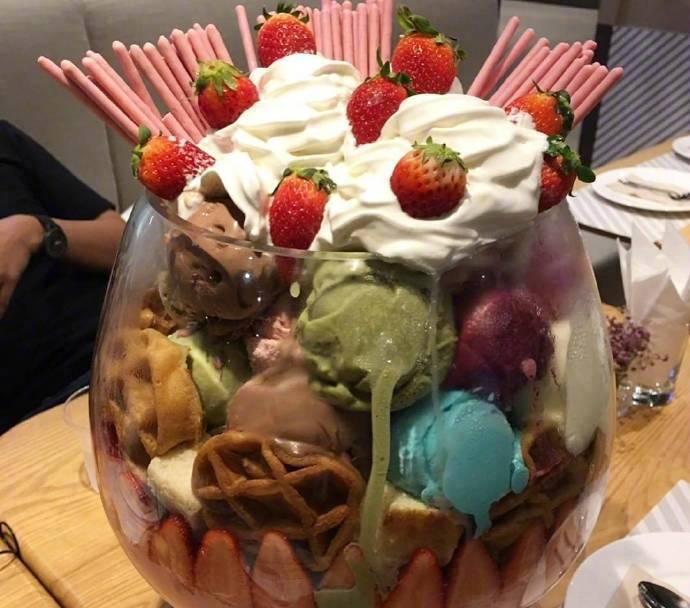 大桶的水果冰淇淋图片