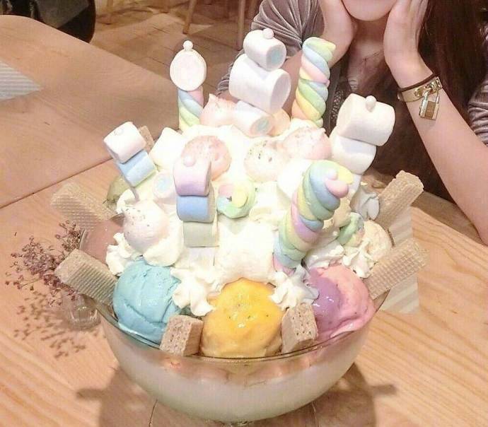 大桶的水果冰淇淋图片