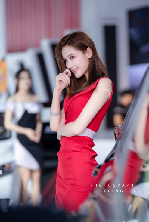 红色裙装的车展模特图片