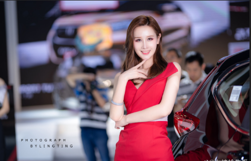 红色裙装的车展模特图片