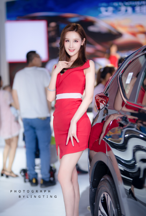 红色裙装的车展模特图片