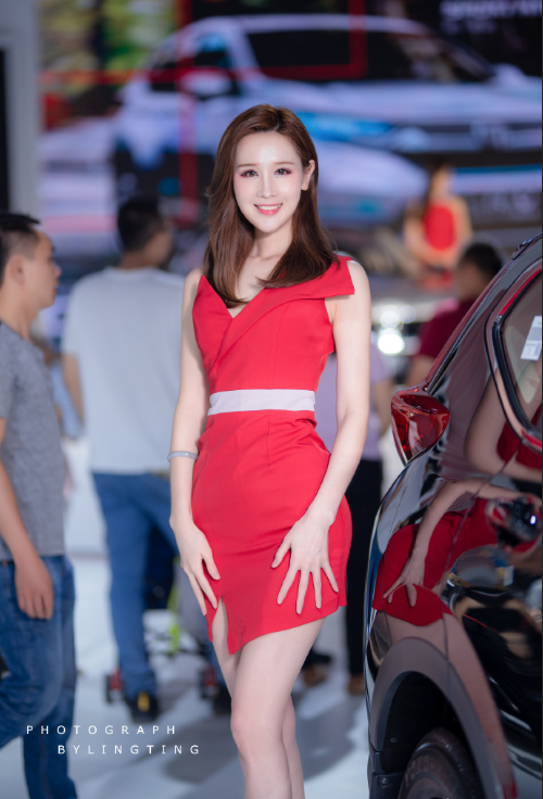 红色裙装的车展模特图片