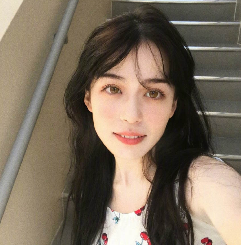 中俄混血美女图片 大眼美女自拍照