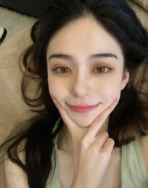 中俄混血美女图片 大眼美女自拍照