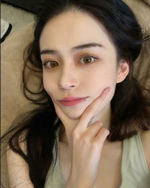 中俄混血美女图片 大眼美女自拍照