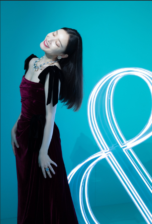 南京美女明星倪妮酒红色丝绒长裙出席活动图片