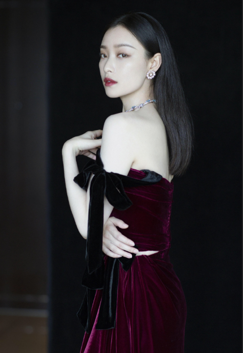 南京美女明星倪妮酒红色丝绒长裙出席活动图片