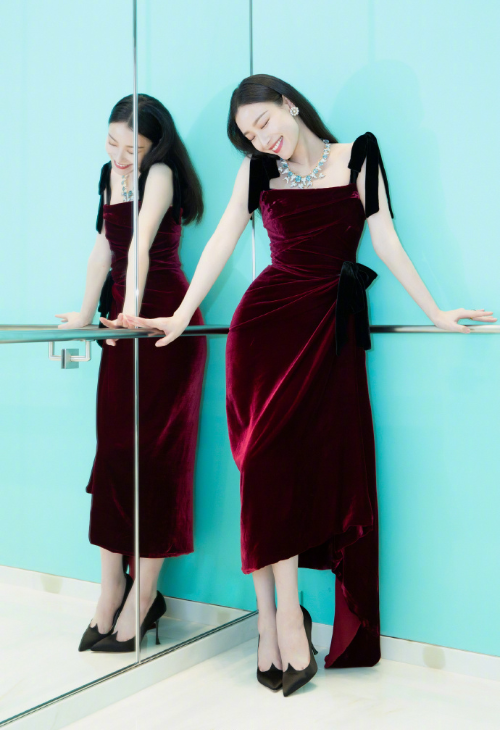南京美女明星倪妮酒红色丝绒长裙出席活动图片
