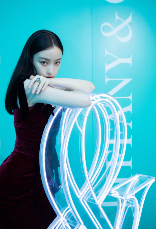 南京美女明星倪妮酒红色丝绒长裙出席活动图片