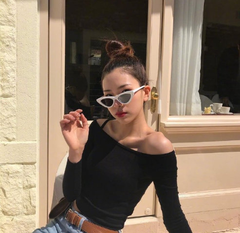 黑色特有的小性感清纯美女图片