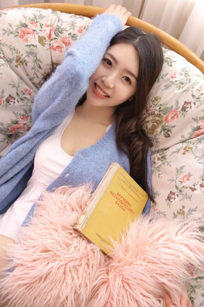 宅男女神范蓝色毛衣清纯美女图片