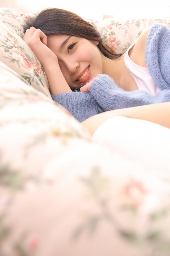 宅男女神范蓝色毛衣清纯美女图片