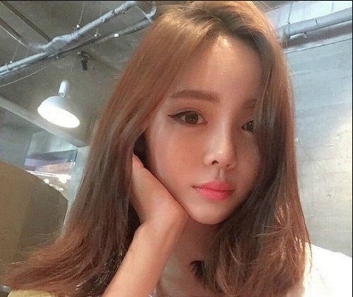 中长发甜美女孩图片