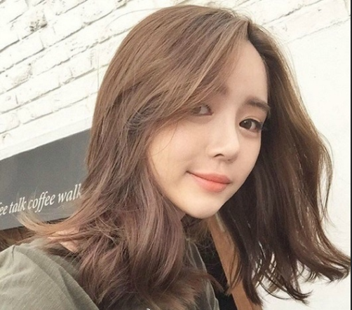 中长发甜美女孩图片