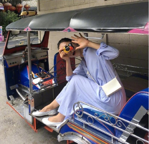 气质美女随性的出游女装搭配技巧
