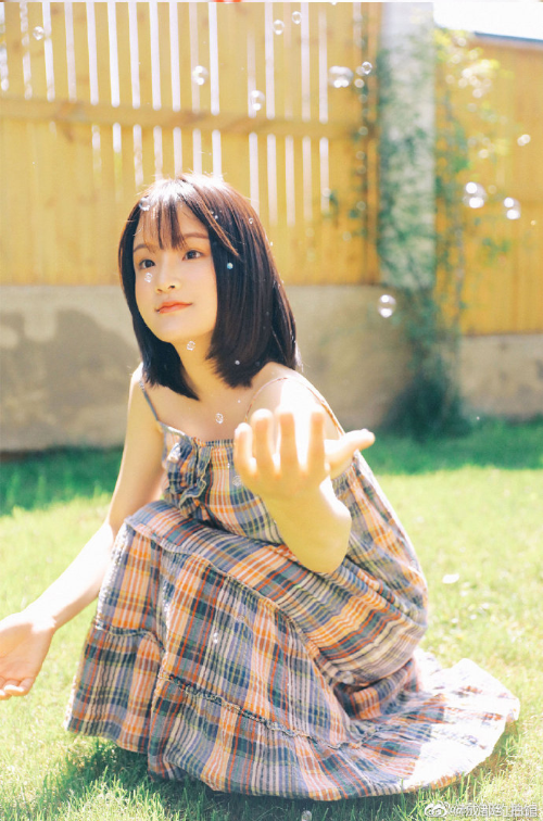 俏皮女学生夏日写真图片 清纯美女图片
