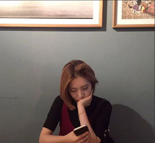 浅色系短发美女图片 美女自拍图片