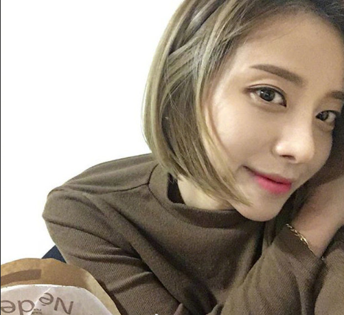浅色系短发美女图片 美女自拍图片