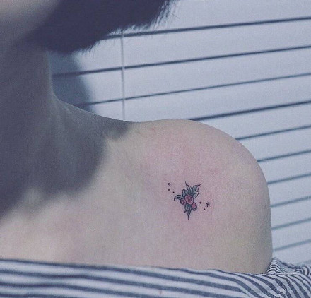 锁骨纹身图案大全 女生纹身小图案