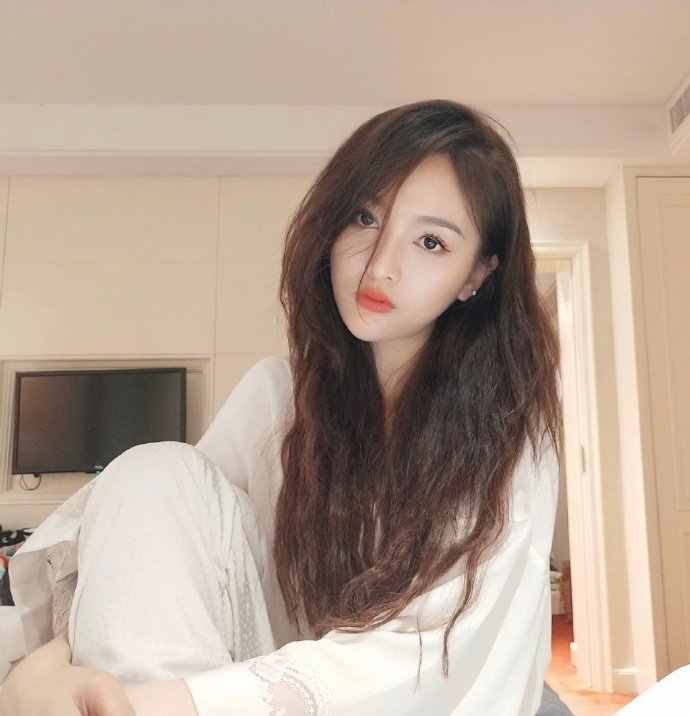 海南美女图片 内地女明星吴宣仪深夜自拍图片