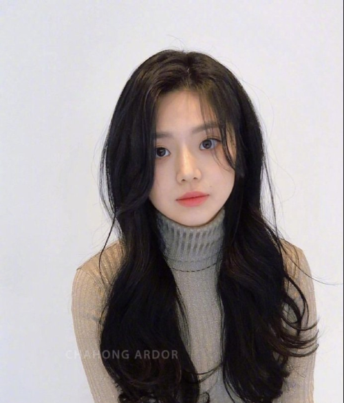 清爽大方的韩系卷发美女图片