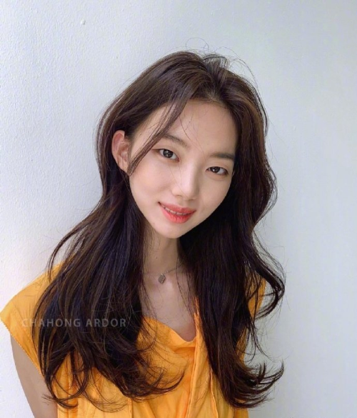 清爽大方的韩系卷发美女图片