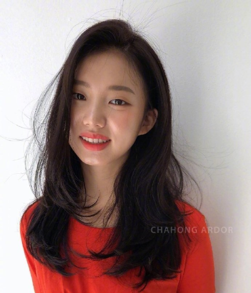 清爽大方的韩系卷发美女图片