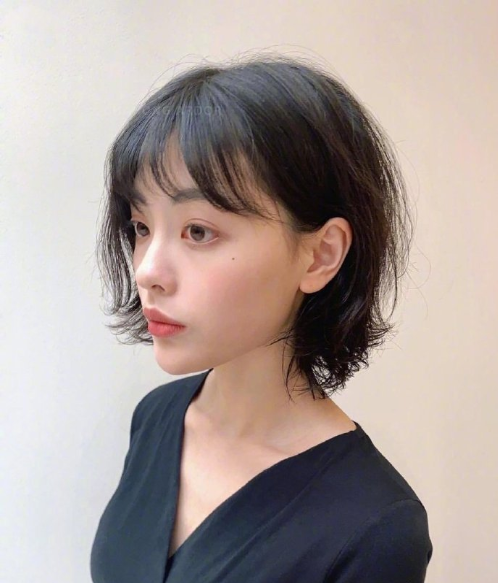 清爽大方的韩系卷发美女图片