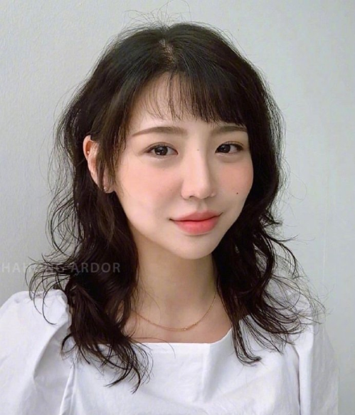 清爽大方的韩系卷发美女图片