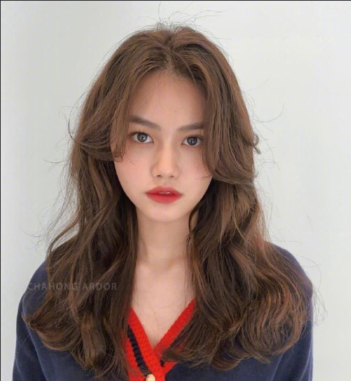 清爽大方的韩系卷发美女图片