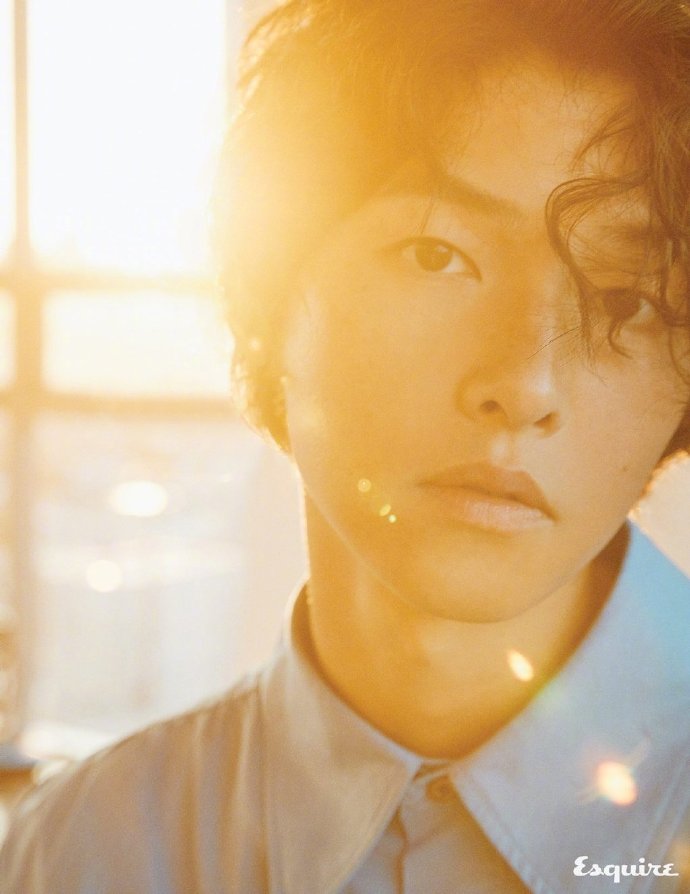 韩国男明星宋仲基《Esquire》封面图片 双宋离婚了