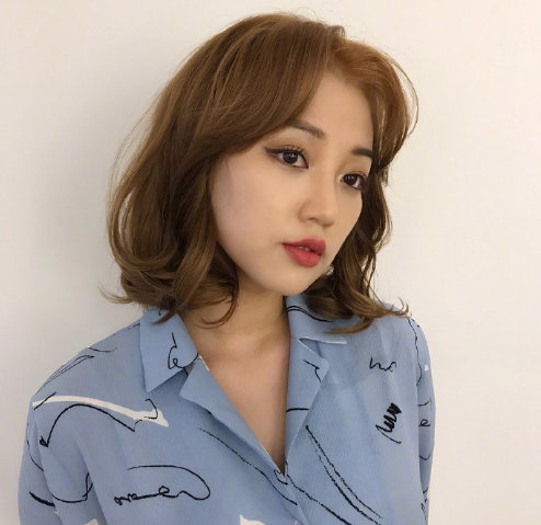 短发美女图片 温柔又显气质的九款短卷发发型图